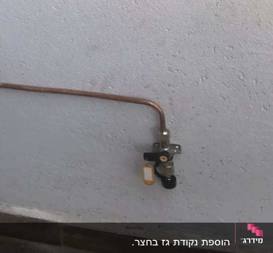 צינור נחושת עם שסתום גז על קיר